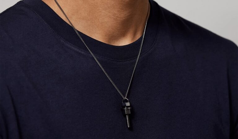 What Necklace Should You Wear With a V-neck?