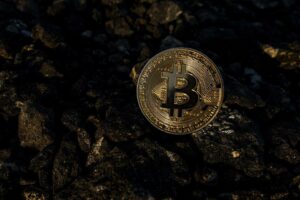 How is cryptocurrency proving to be a double-edged sword in the Ukraine war