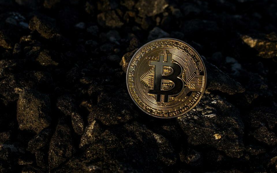 How is cryptocurrency proving to be a double-edged sword in the Ukraine war